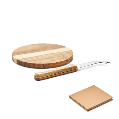 Set placa de branza de salcam cu tocator rotund din lemn si cutit curbat metalic cu maner de lemn langa carnetel mic din piele