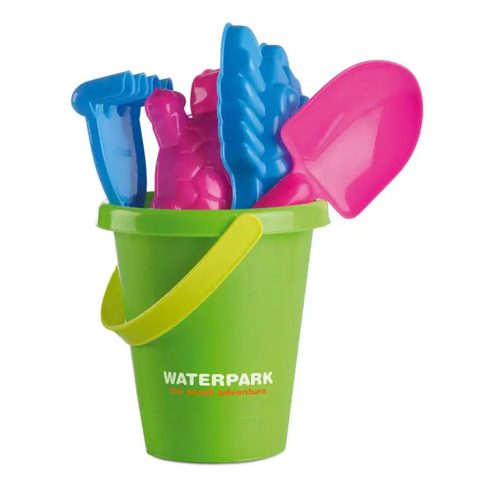 Set plaja pentru copii cu galeata verde din plastic si maner galben plina cu jucarii colorate de plaja