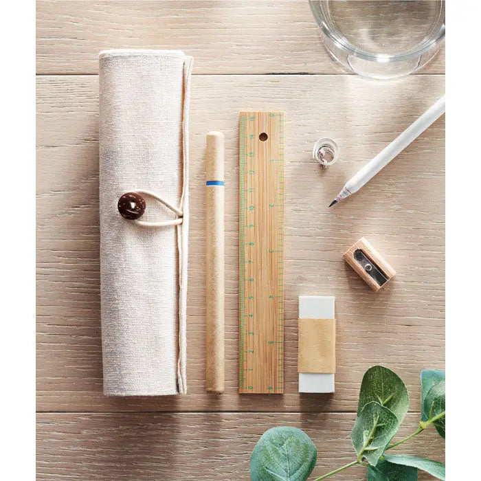 Beige husa de bumbac cu fermoar si nasture din lemn maro inchis pentru set stationery