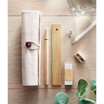 Beige husa de bumbac cu fermoar si nasture din lemn maro inchis pentru set stationery