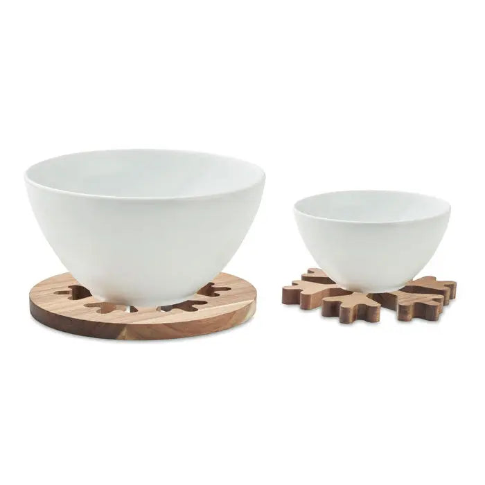 Set suporturi din lemn de salcam cu boluri ceramice albe si coastere cu design fulg de nea