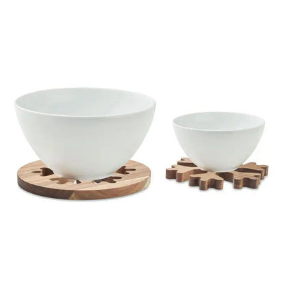 Set suporturi din lemn de salcam cu boluri ceramice albe si coastere cu design fulg de nea