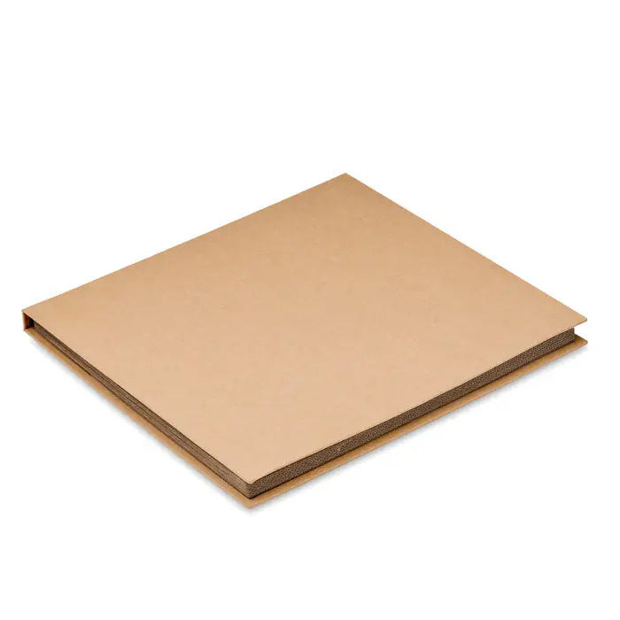 Set tabla de branza din lemn de salcam alaturi de foi de hartie kraft maro cu finisaj mat si grosime uniforma
