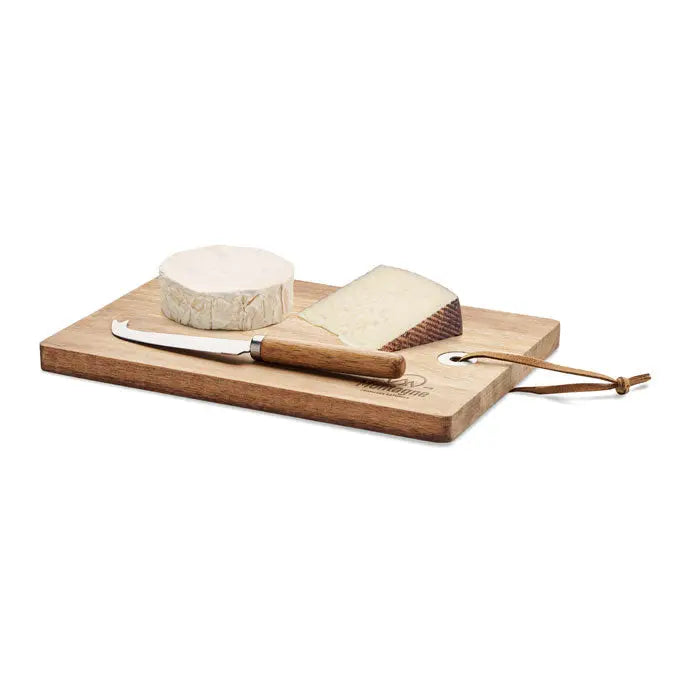 Set tabla de branza din lemn de salcam maro deschis cu snur din piele si logo gravat, cu doua tipuri de branza si cutit asortat