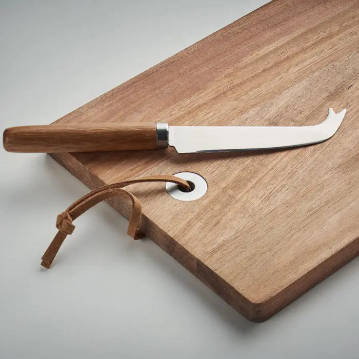 Set tabla de branza din lemn de salcam cu cutit curbat din inox si maner de lemn cu snur de piele pentru agatat