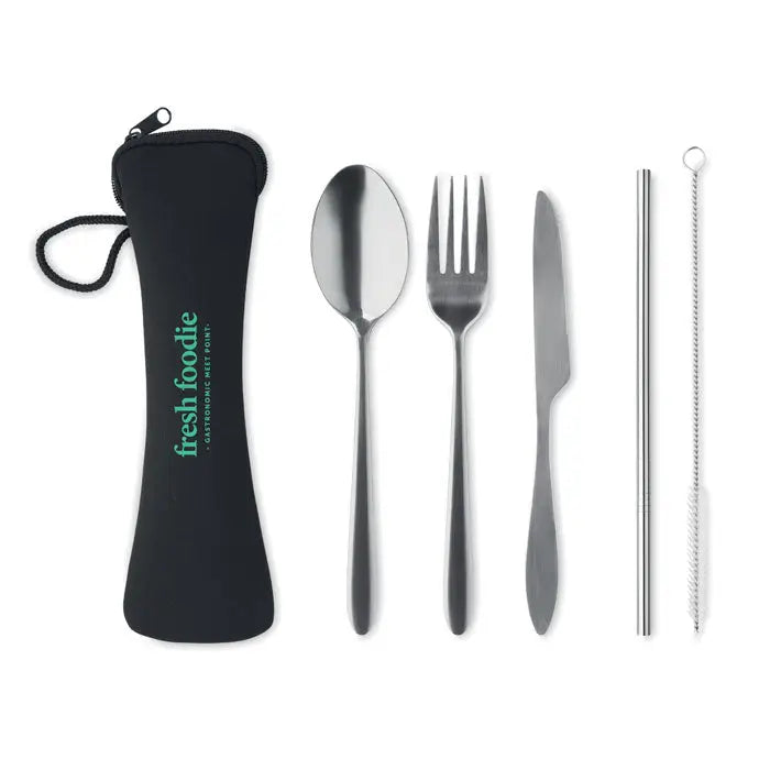 Set tacamuri din otel inoxidabil argintiu întrun etui de transport negru cu brand verde