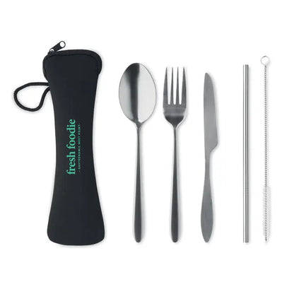Set tacamuri din otel inoxidabil argintiu întrun etui de transport negru cu brand verde