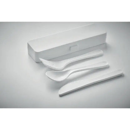 Set tacamuri pp cu furculita, lingura si cutit din plastic alb asezate langa etui dreptunghiular matching