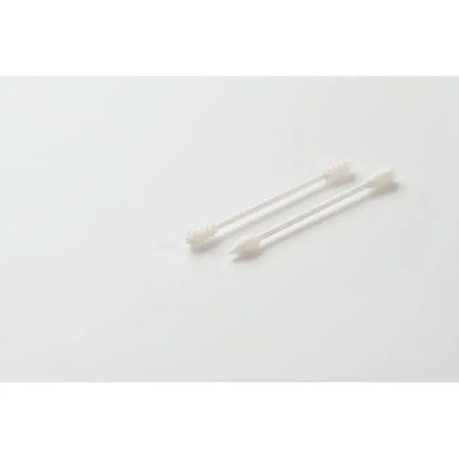Două perii de curățare a urechilor din plastic alb cu peri moi din set tampoane reutilizabile