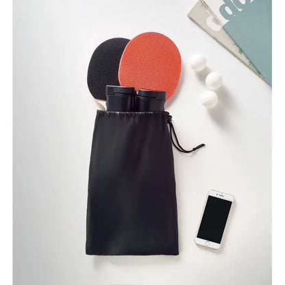 Set tenis de masa cu sac negru cu snur ce contine doua palete de tenis de masa si termosuri