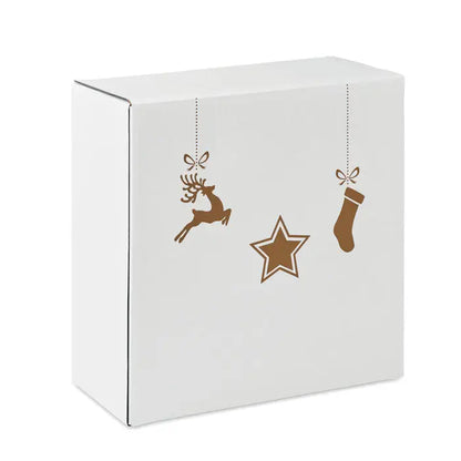 Setul ceramic din 4 piese ambalat într-o cutie cadou albă din carton cu desene maronii de ren, stea și ciorap de sărbători