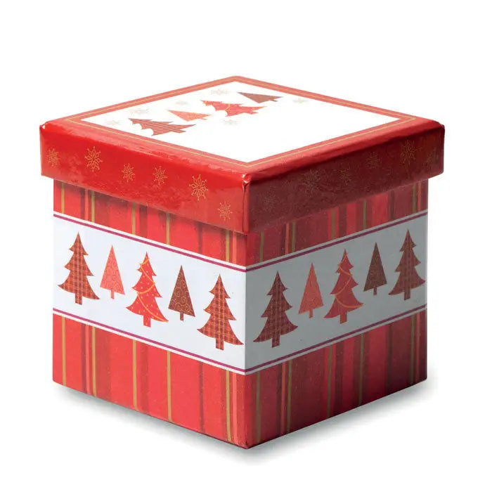 Cutie de cadou rosie de craciun cu modele festive de brazi si fulgi pe suprafata lucioasa pentru sfera de craciun