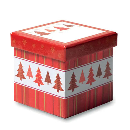 Cutie de cadou rosie de craciun cu modele festive de brazi si fulgi pe suprafata lucioasa pentru sfera de craciun