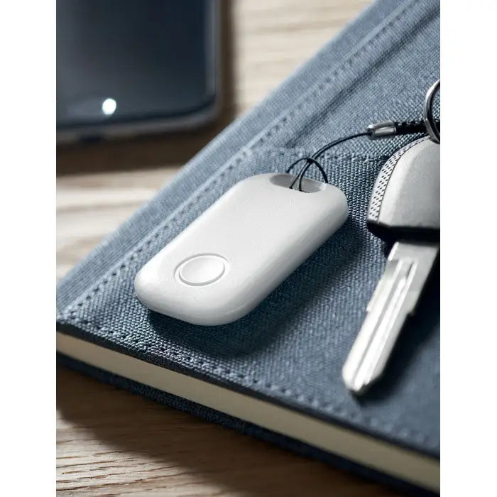 Localizator smart apple find my alb dreptunghiular cu buton circular si snur negru pentru urmarirea cheilor