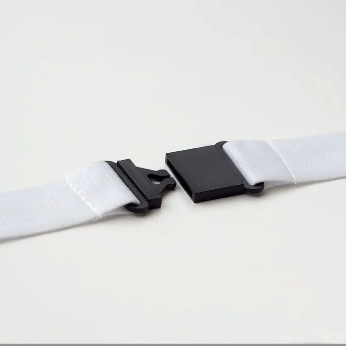 Snur cu carlig metalic 25mm cu curea alba din material textil si catarama din plastic negru