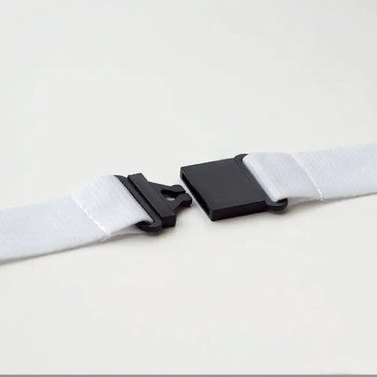 Snur cu carlig metalic 25mm cu curea alba din material textil si catarama din plastic negru