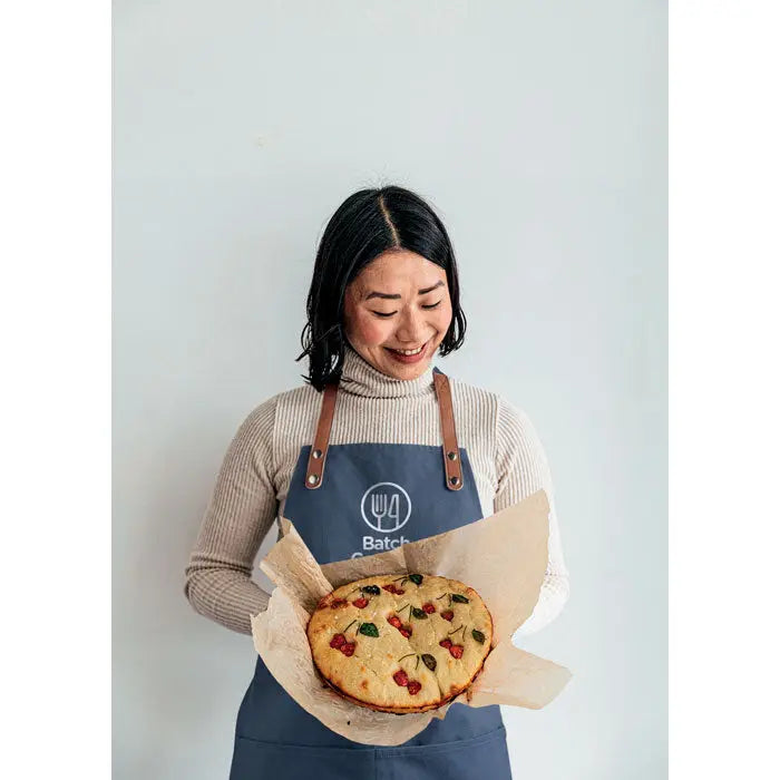 Sort din bumbac organic 340 gr mânecă albastră cu bretele maro din piele și logo circular cu trei ustensile