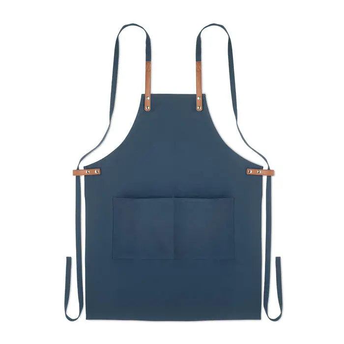 Sort din bumbac organic 340 gr/m², șorț bleumarin cu bretele și accesorii din piele maro și buzunar central divizat