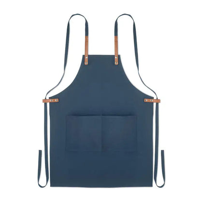 Sort din bumbac organic 340 gr/m², șorț bleumarin cu bretele și accesorii din piele maro și buzunar central divizat