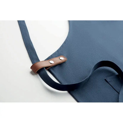 Sort din bumbac organic 340 gr m² apronă bleumarin cu bretea din piele maro și accesorii metalice argintii