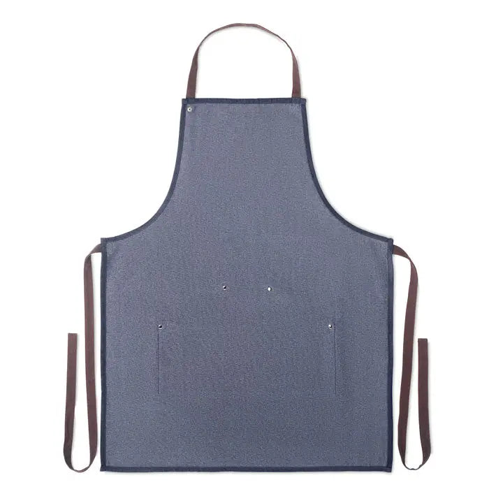 Sort din denim 240 gr/m² albastru cu bretele maro din piele si doua buzunare frontale din denim