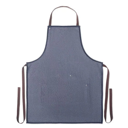 Sort din denim 240 gr/m² albastru cu bretele maro din piele si doua buzunare frontale din denim
