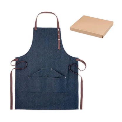 Sort din denim 240 gr/m² este un sort albastru închis din denim cu bretele maro din piele și nituri argintii