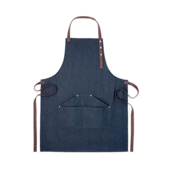 Sort din denim 240 gr/m² cu smoc bleumarin, bretele din piele maro si nituri metalice argintii