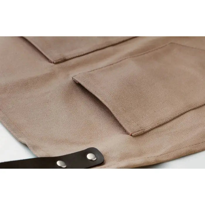 Sort din piele tan canvas apron cu doua buzunare frontale si bretea din piele maro inchis