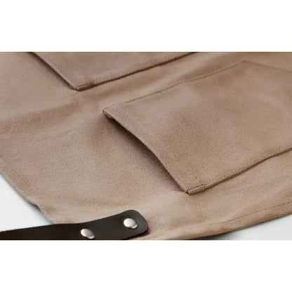 Sort din piele tan canvas apron cu doua buzunare frontale si bretea din piele maro inchis