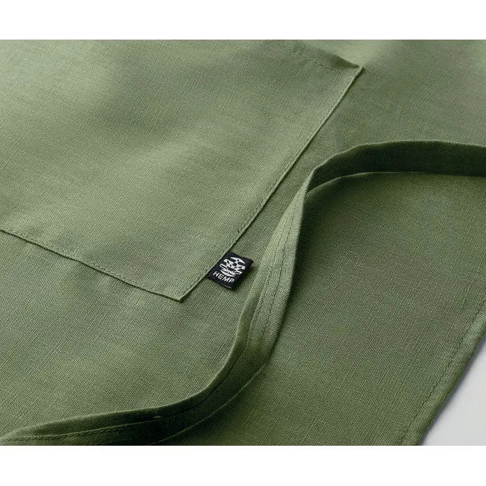 Sort reglabil din canepa 200 gr/m² verde masliniu cu textură țesută subtilă și etichetă mică neagră lângă buzunar