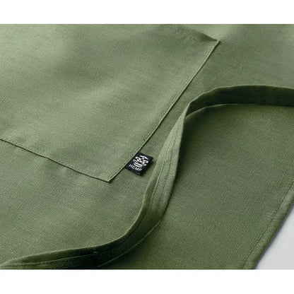 Sort reglabil din canepa 200 gr/m² verde masliniu cu textură țesută subtilă și etichetă mică neagră lângă buzunar