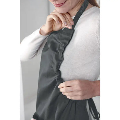 Sort reglabil din material textil gri închis cu margine plisată și bretele ajustabile pentru bucătărie