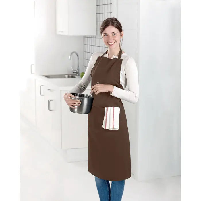 Sort reglabil maro cu buzunar frontal care ține o cârpă în dungi pentru uz practic în bucătărie