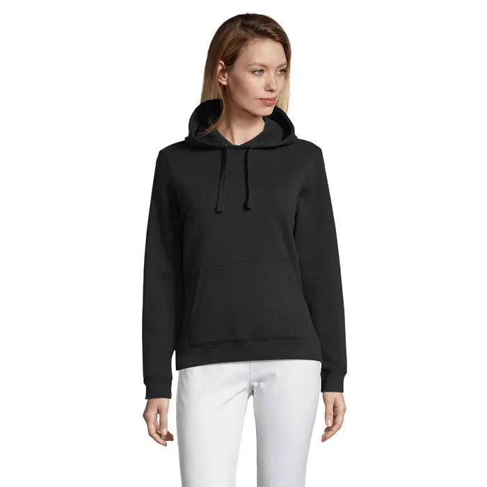 Hanorac negru cu gluga spencer femeie cu guga, cu snururi si buzunar frontal din material confortabil