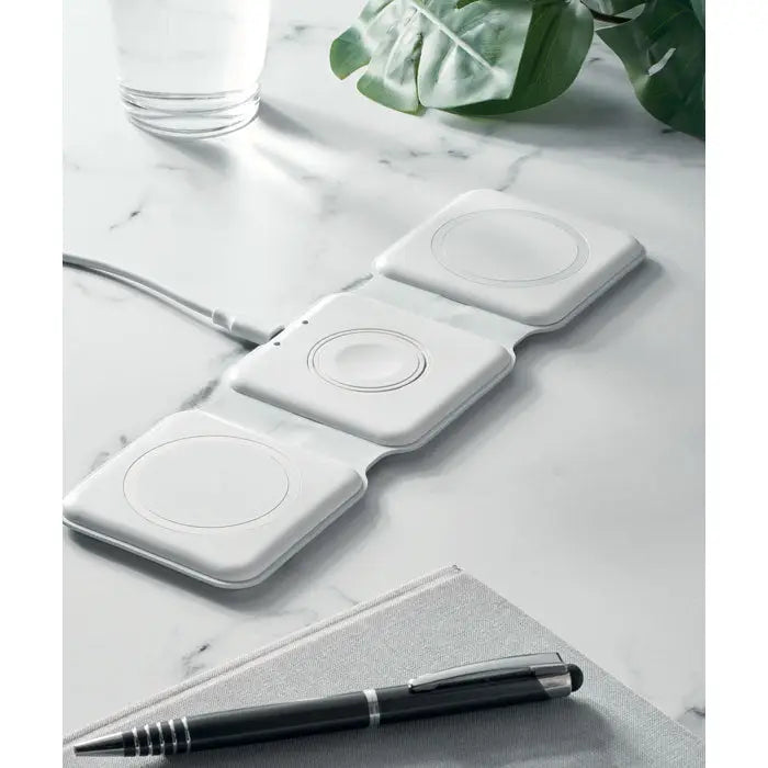 Statie de incarcare pliabila alba cu trei sloturi wireless din plastic neted si design minimalist