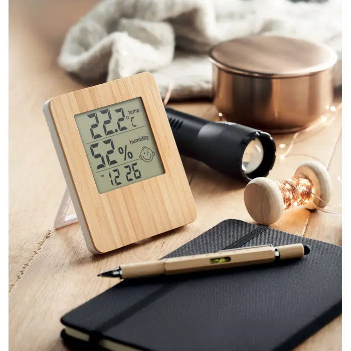 Un termometru si higrometru digital dreptunghiular din lemn de bambus cu ecran lcd clar care afiseaza temperatura umiditatea si ora