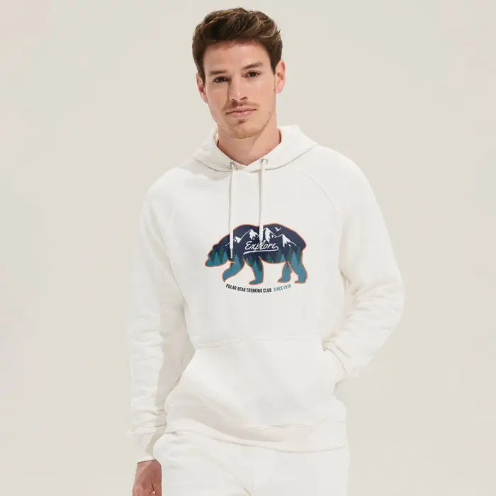 Sweatshirt unisex stellar alb cu gluga si grafic albastru si negru de urs cu munti si text explore pe spate
