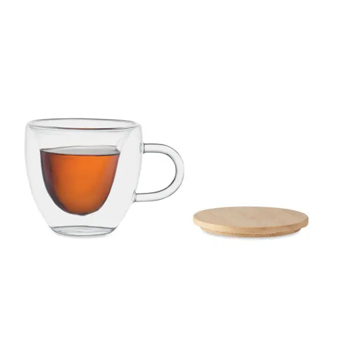 Sticla borosilicata cu perete dublu mug de sticla clara cu maner umpluta cu lichid chihlimbariu si capac din lemn deschis