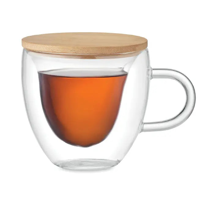 Sticlă borosilicată cu perete dublu, cană transparentă cu capac de bambus și ceai ambrat în interior