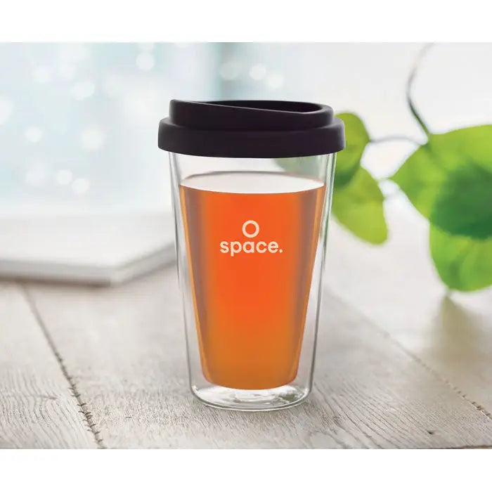Sticla borosilicata inalta 350ml mugie de calatorie dubla cu perete transparent, capac negru si logo alb o space plina cu lichid ambrat