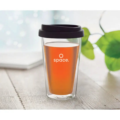 Sticla borosilicata inalta 350ml mugie de calatorie dubla cu perete transparent, capac negru si logo alb o space plina cu lichid ambrat
