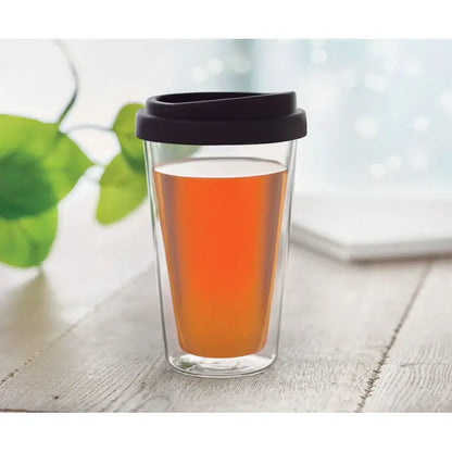 Sticla borosilicata inalta 350ml căldură dublu perete transparentă cu capac negru și lichid de culoare chihlimbar