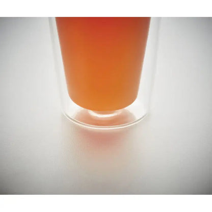 Pahar dublu perete din sticla borosilicata inalta de 350ml plin cu lichid de culoare ambrie