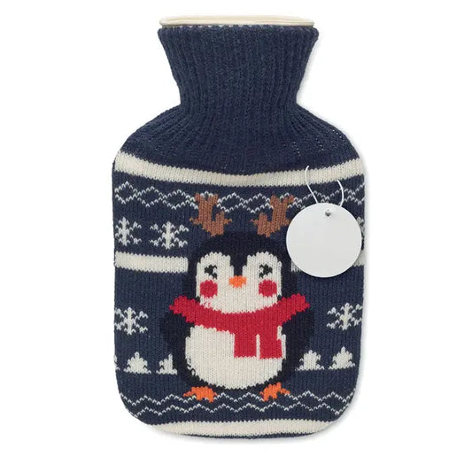 Husa bleumarin tricotata pentru sticla cu apa calda 250ml cu model pinguin pixelat si fulgi de nea albi