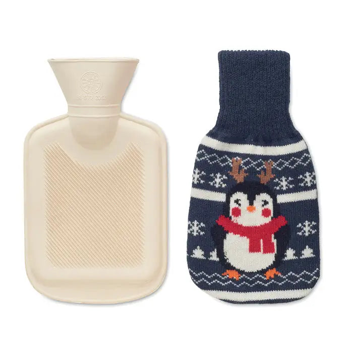 Sticla cu apa calda 250ml crem cu husa bleumarin crosetata cu pinguin festiv cu coarne de ren si fular rosu