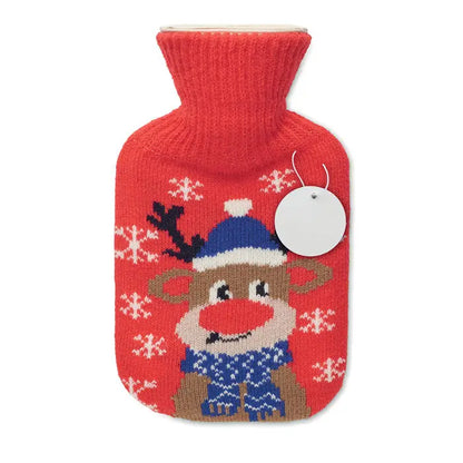 Sticla cu apa calda 250ml cu husa rosie tricotata decorata cu ren festiv cu palarie si fular albastru si fulgi de nea albi