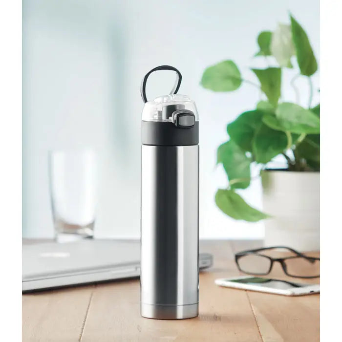 Sticlă cu perete dublu de 400 ml din oțel inoxidabil argintiu cu capac negru și mâner ergonomic