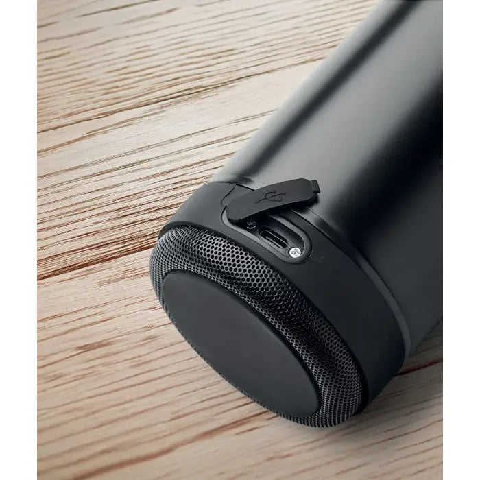 Boxa portabila cilindrica neagra cu grila texturata si port usb-c pentru sticla cu perete dublu de 500 ml