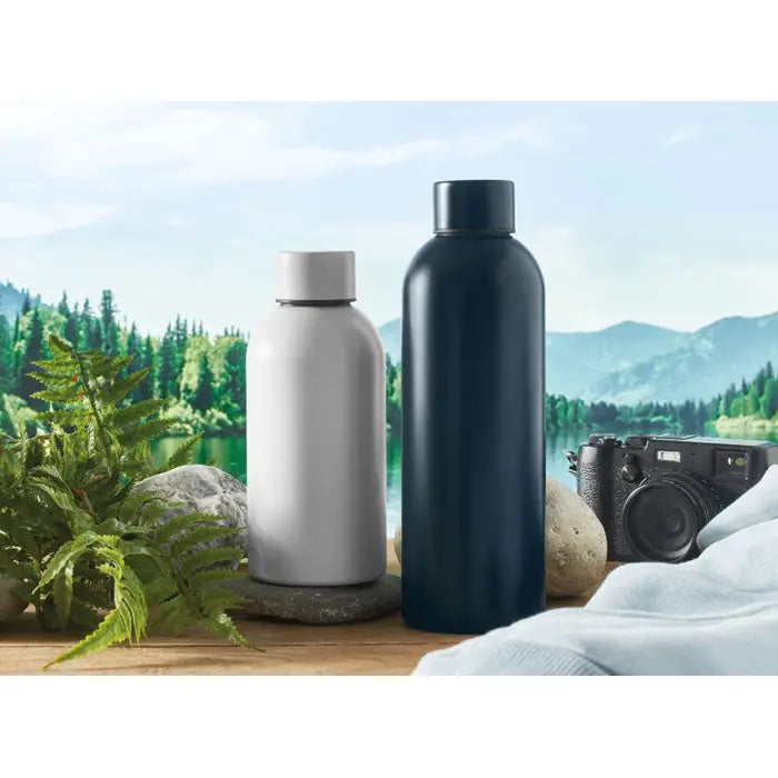 Sticlă cu un singur perete 500 ml cu finisaj mat în argintiu și bleumarin, două sticle elegante pe suprafață de lemn